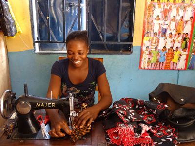 Vrouw in Guinee aan het werk met een naaimachine