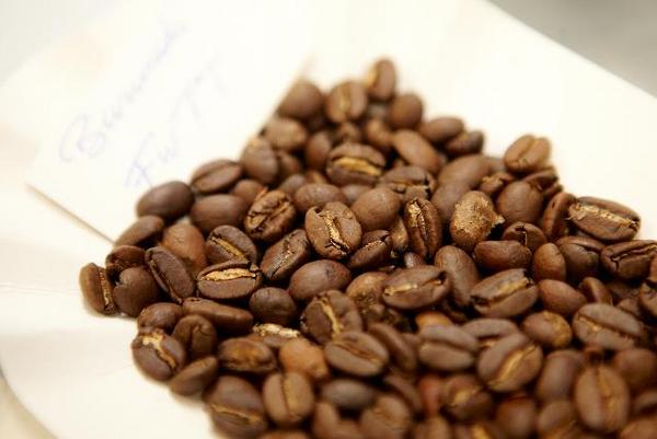 Colruyt Group deelt de expertise van zijn eigen koffiebranderij met Burundese koffieboeren.