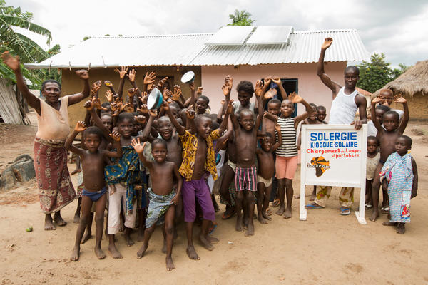 Collibri Foundation geeft Afrikaanse dorpen licht via het project rond zonne-energie van Solar Zonder Grenzen.